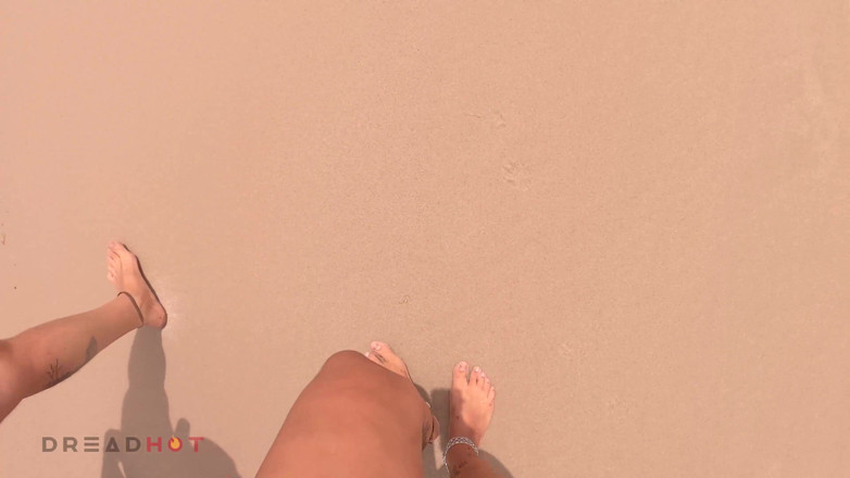 Dread Hot: Cuplu tânăr se fute pe o plajă de nuditate