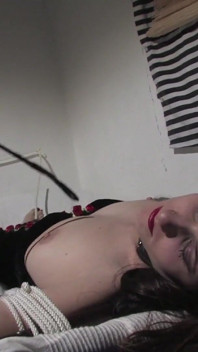 Une chatte étroite agrippe une bite bien dure