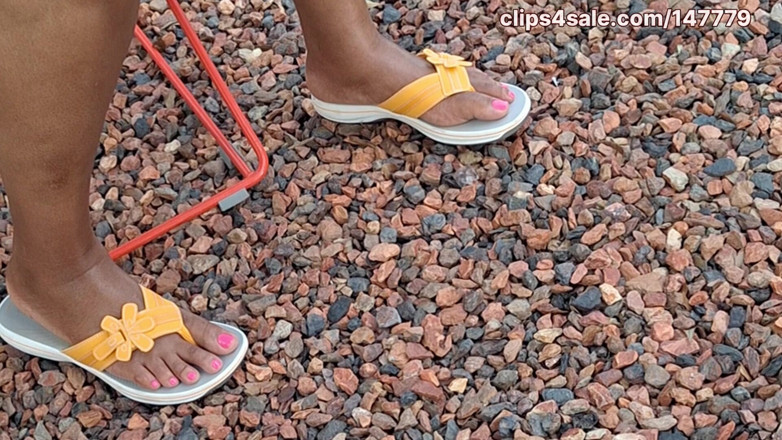 Foot Patrol: Ebony MILF Shiney Thighs Legs N Pretty Pink Toes