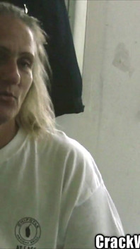 Getto babcia dziwka ssie penisa w Flop House Ghetto Horror Ho!