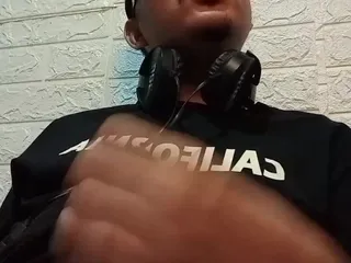 Un DJ se masturbe