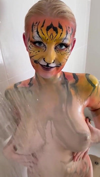 Tiger bodypaint fa una doccia e gioca da sola