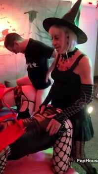Seksowny Halloween czwórka Orgia część 1 z 2 tgirls i dojrzałą parą