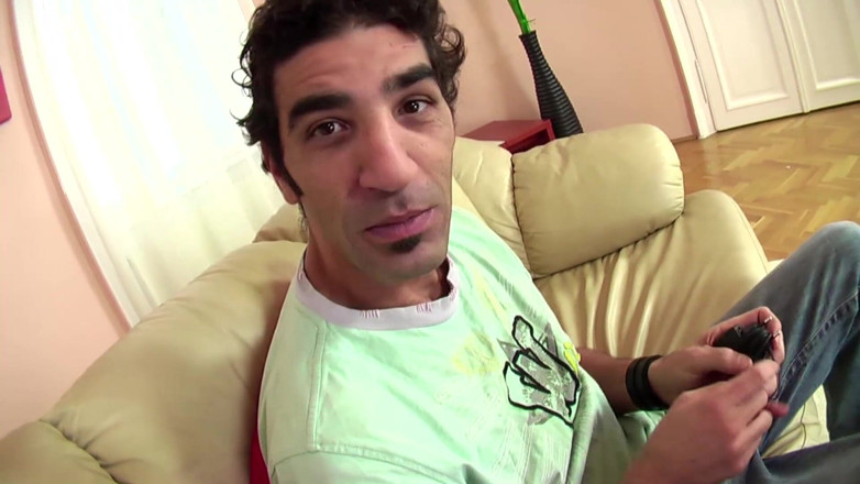 German Porn: Voisine allemande blonde dans un trio MMF
