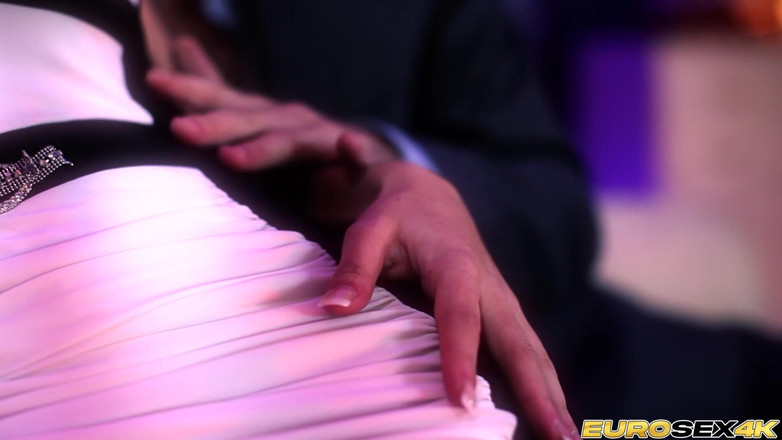 Porn Gutter: Jess West wordt wijd uitgerokken