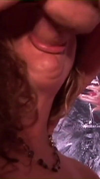 Une MILF toujours sexy à la chatte rasée, toujours avide de grosse bite