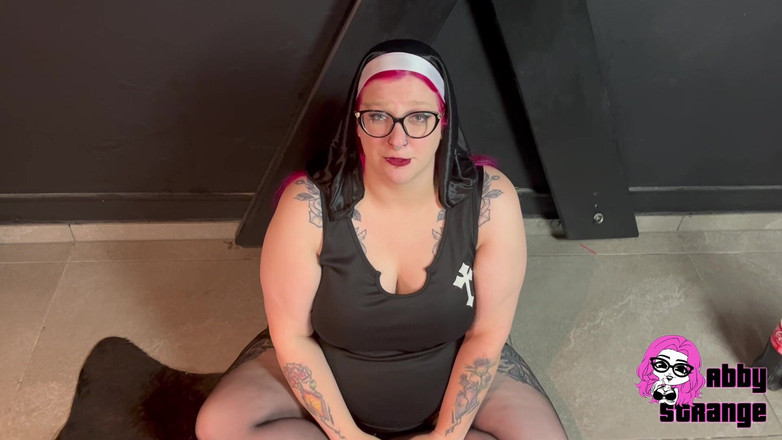 Abby Strange: 超级粗俗！我穿着修女的服装打嗝