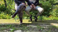 OurFetishLife: Atletická MILFka v legínách pomohla čůrat venku