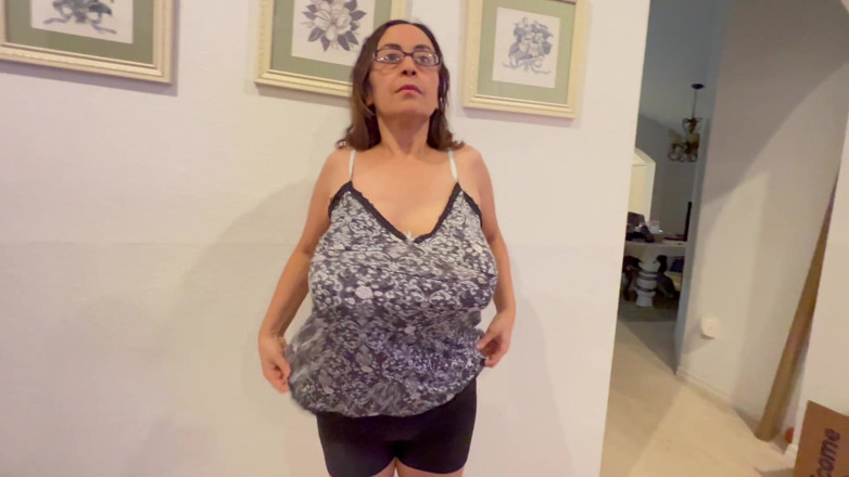VeeVee Vixen: Tetas atadas en diferentes tops