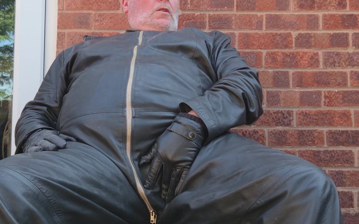 Leatherman63: Leather Wank