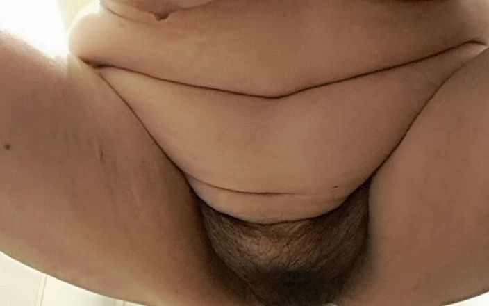 Mommy big hairy pussy: Orta yaşlı seksi kadın önden yastık tuvalet çişini