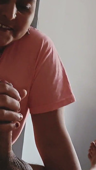 ใช้มือใช้ควยทาน้ํามันน้ําแตกในหี