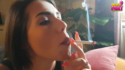 Smokin Fetish: Son visage de beauté devant la caméra