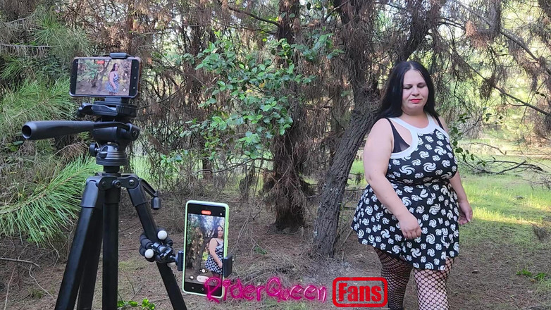 Riderqueen BBW Step Mom Latina Ebony: Riderqueen lagi sendirian di luar ruangan, video untuk penggemar