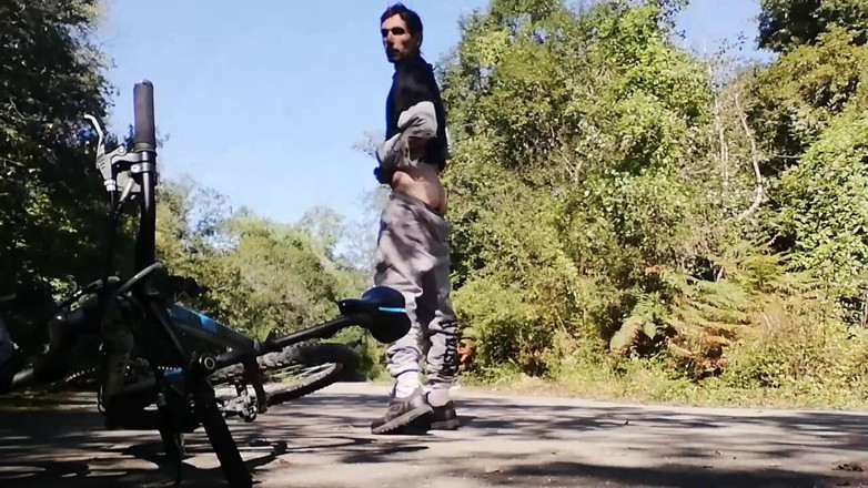 Culopeke: Ragazzo giovane che gioca con la bici con un dildo...