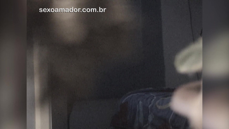 Amateurs videos: Chica brasileña deja que su novio la filme desnuda mientras...