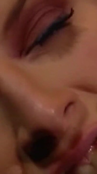 Milf blondă lovită de pizda lărgită a curului care picură după futai dur