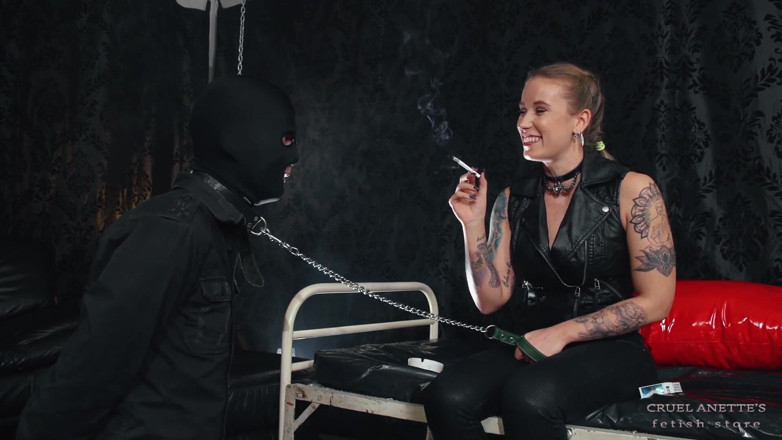 Cruel Anettes fetish world: Smoke in the face