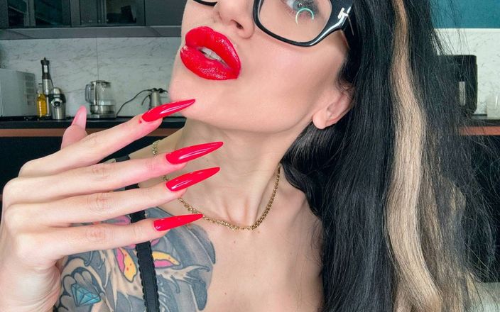 Julia domaina: Parlak kırmızı uzun tırnaklar, parmak emme, siyah dantelli iç çamaşırı