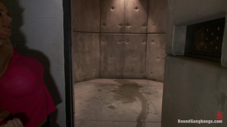 Bound Gang Bangs by Kink: Penthouse pet Phoenix Marie é derrubado e fodido com força em...