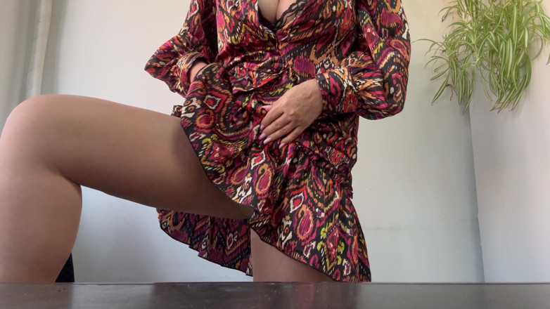 Step Mommy: Het sexig MILF gnuggar hennes fitta genom strumpbyxor