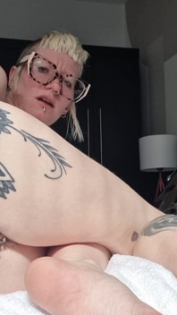 Clip di mini alieni carini con plug anale e orgasmo con dildo