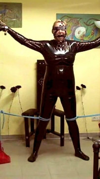 ทาสในชุดลาเท็กซ์ - BDSM จัดหนักกับคนสามคน