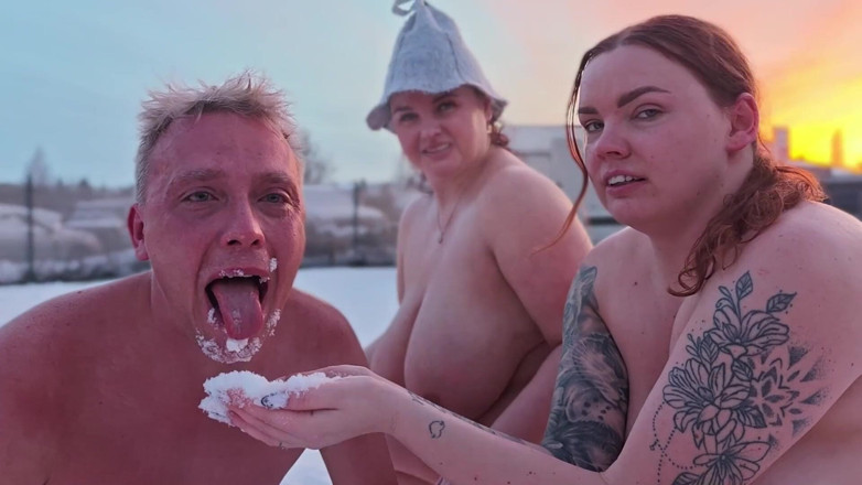 Bastet: Swingers. Två gifta par leker naken i snön. kvinnorna kissa...