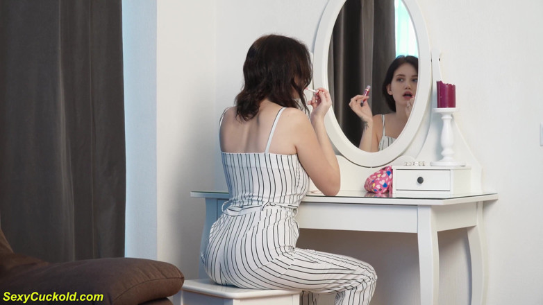 Sexy Cuckold: Roztomilá teenagerka s velkými prsy zkouší velkou hračku