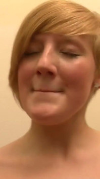 Rubia encantadora follada después de hacer una buena mamada