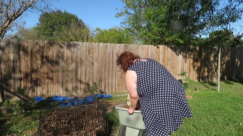BBW nurse Vicki adventures with friends: Brincando no meu jardim mostrando minha bunda, pernas e buceta...