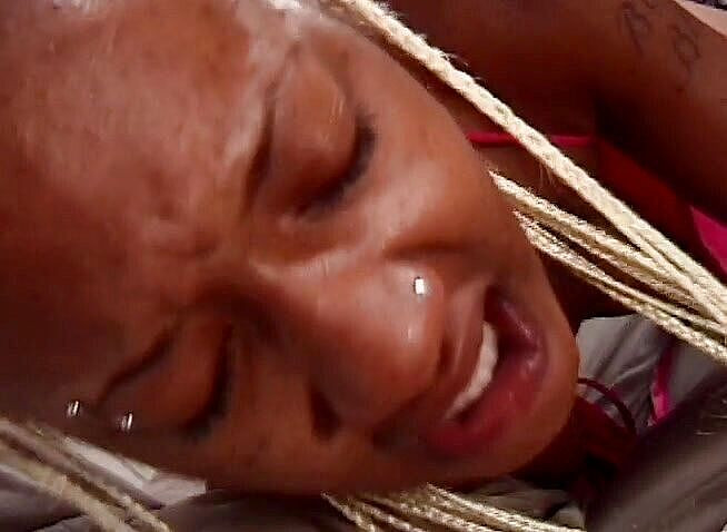 Dark Extreme: 乌木婊子喜欢在她张开的菊花里被操