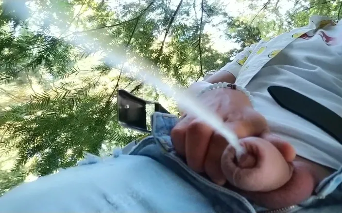 Idmir Sugary: Peeing in the Park Behind a Tree
