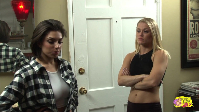 Naughty Lesbian Girls: Грудастая лесбиянка Darcie Dolce помогает ее квартиранту Ash Hollywood починить ее трубы перед ножницами