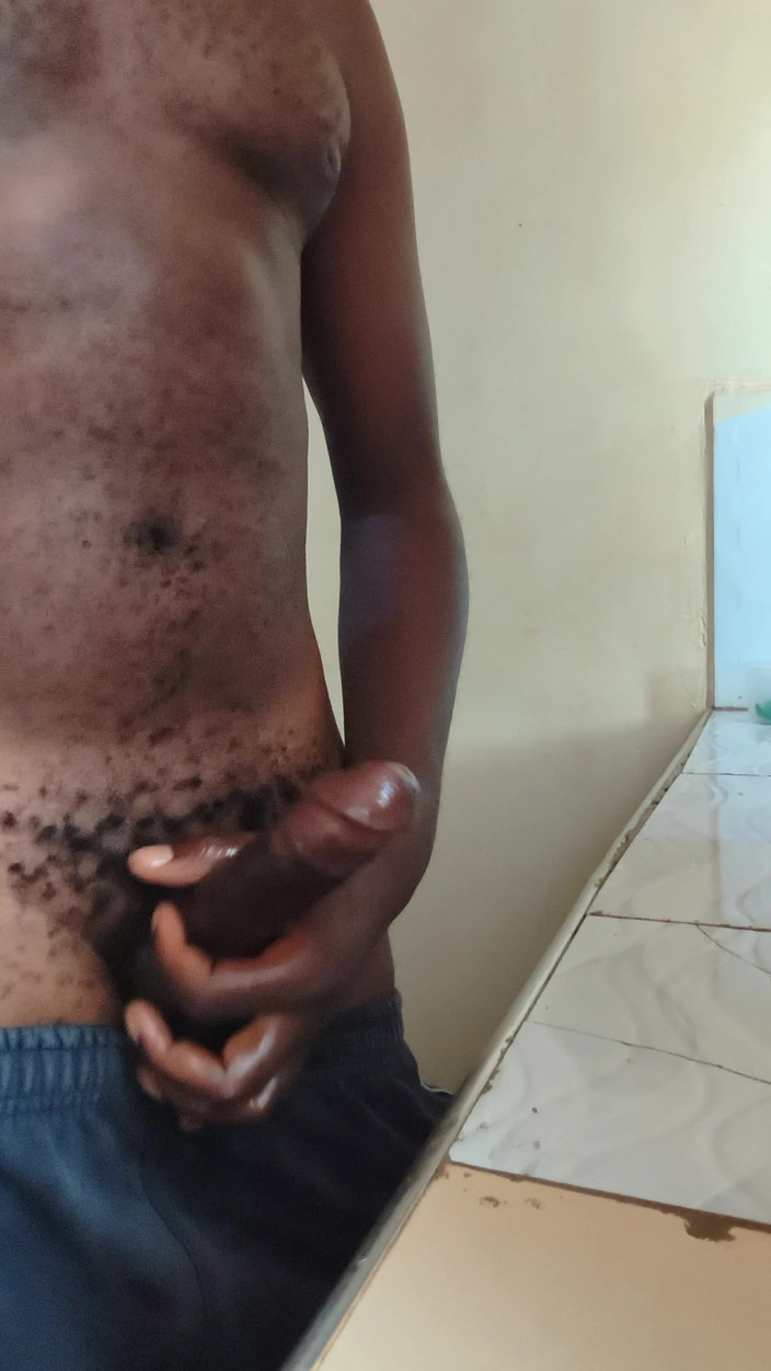 Kenyandick: Un petit ami solo branle sa bite bien dure tôt...