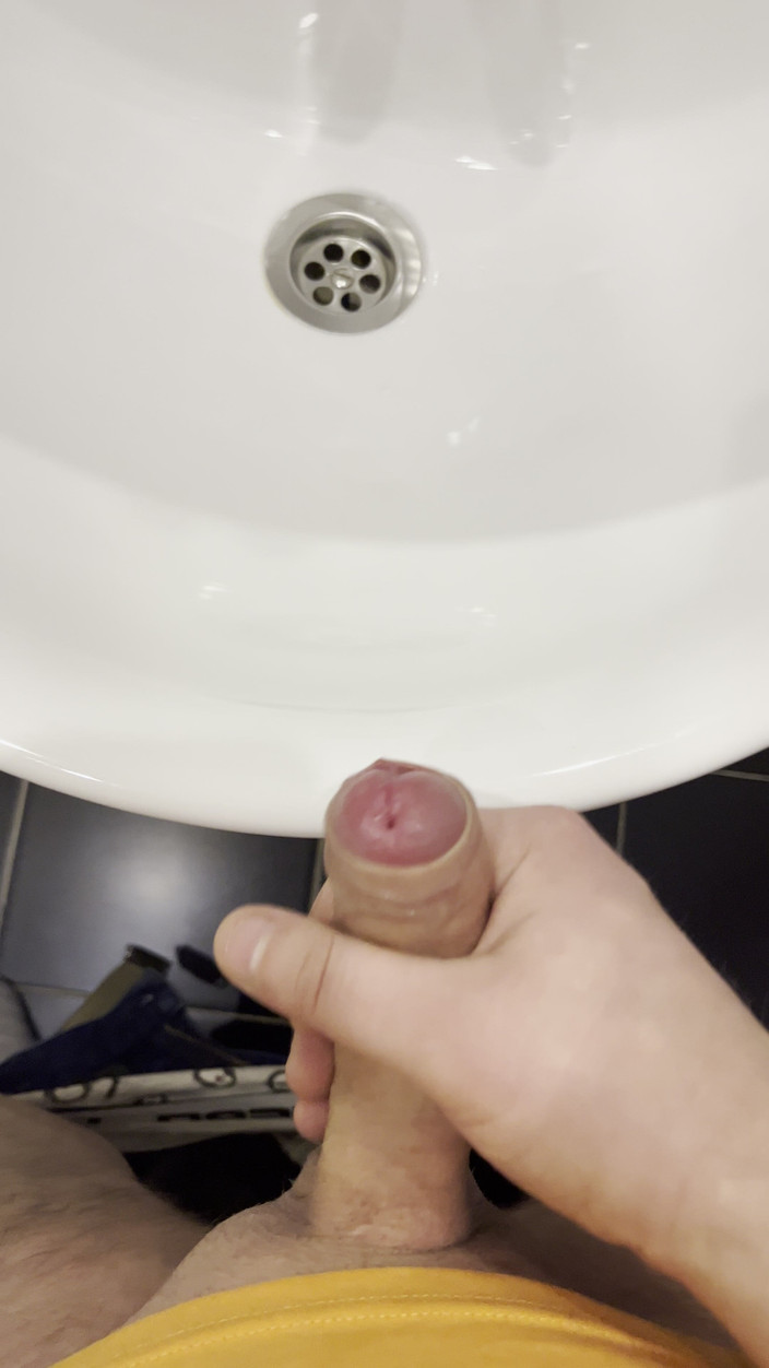 Young cum: Ten Chlápek Masturbuje V Koupelně a Natáčí Všechno Zblízka a...