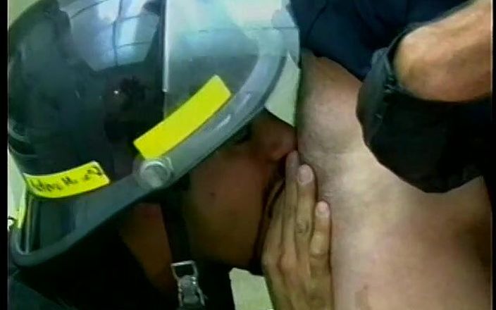 Gays Case: Il bel poliziotto arrapato dà pompino con passione in ufficio