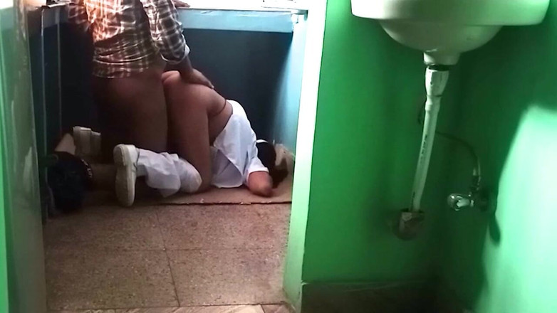 Parizadi: Sex indického vysokoškolského páru v kuchyni