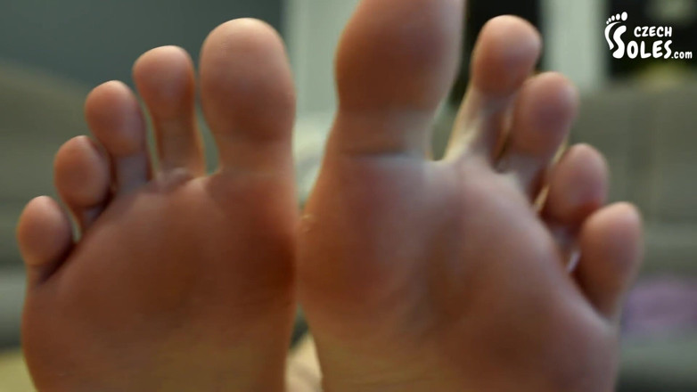 Czech Soles - foot fetish content: Genç kız kendi büyük seksi ayaklarını emiyor