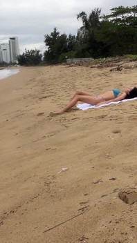 สาวน้อยให้กูน้ําแตกบนนมของมึงได้ไหม? - แอบโชว์ควยบนชายหาด