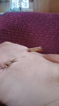 Přísavka bradavek se pohupuje a honí pomocí svorek