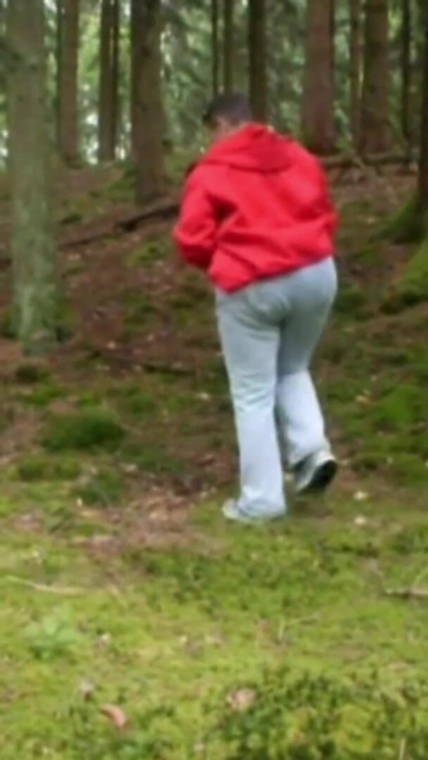 Sex hub couple: Jen Is Pissing in the Forest