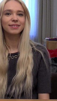Loira gata pega vibrador roxo com sorriso safado