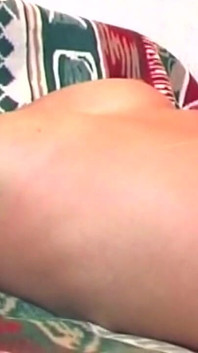 Blond brud sträcker sig brett med näven och dunkande kuk