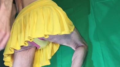 HeIsSooThin: Minigonna gialla con pantaloncini gialli