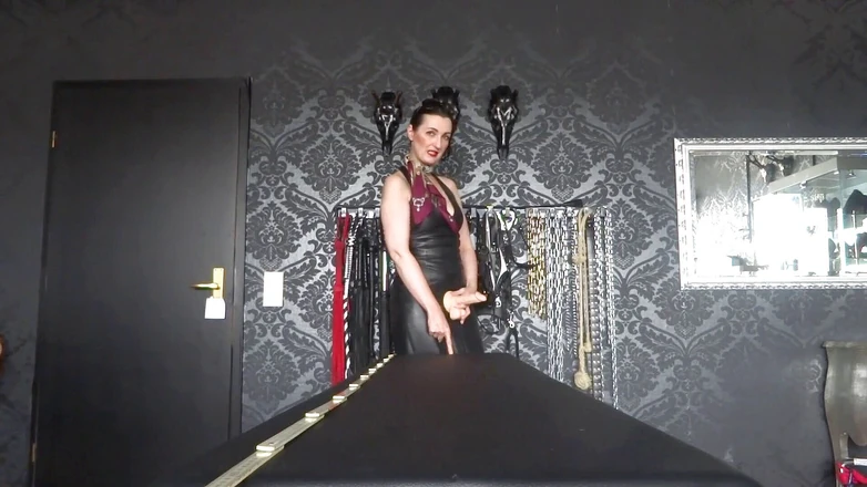 Lady Victoria Valente: Kinky and very horny jerk task for you!