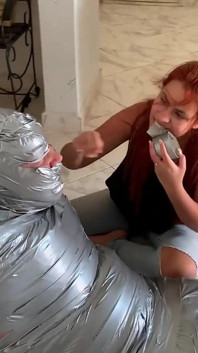 Mollige man thuis gevolgd door ducttape gekke teef (aflevering 1 van 2)