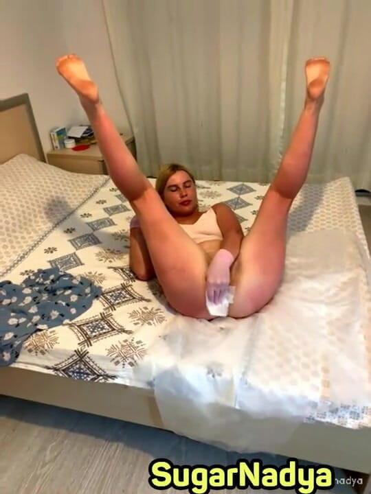 SugarNadya: SugarNadya waxes her wet pussy while at the hotel, now...