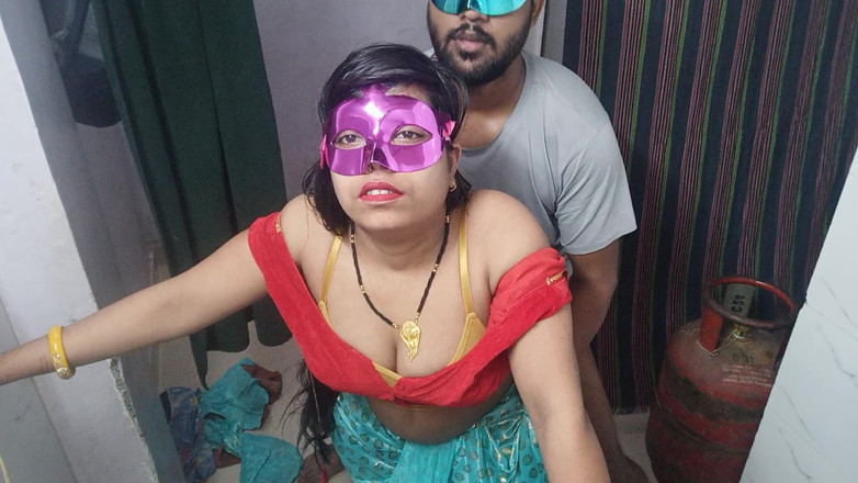 Hindi-Sex: Bhabhi MILF India panas bertetek besar dengan pantat berair sempurna...