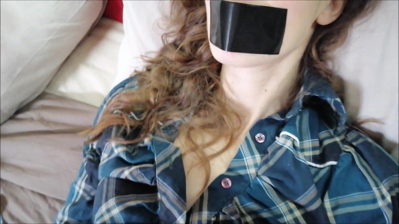 Yvonne: क्रिसमस की पूर्व संध्या: भाग एक मेरे बंधे पैरों के साथ घर पर हस्तमैथुन कर रहा है